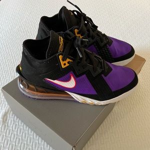 LEBRON XVIII Low Sneakers